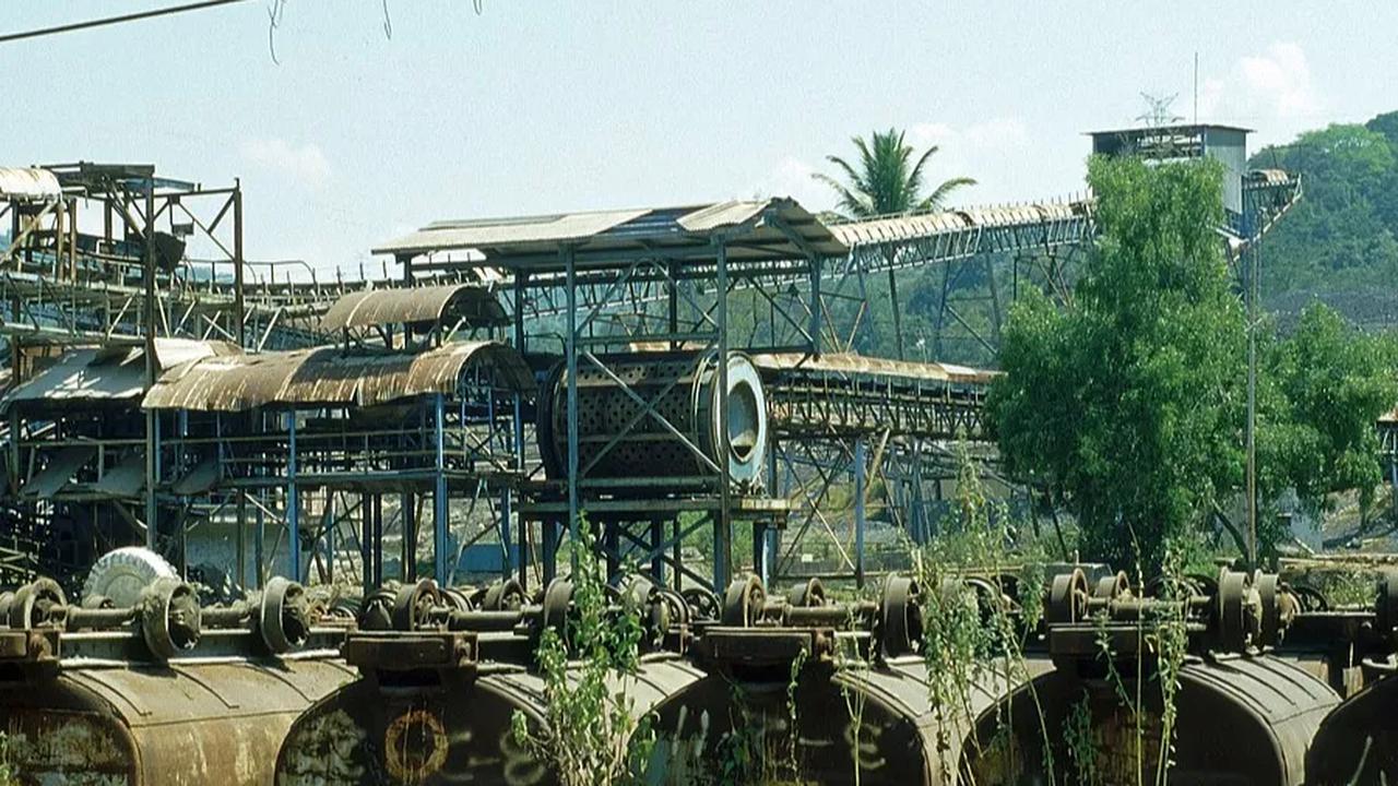 9. Tambang batu bara Ombilin Sawahlunto tidak hanya menyimpan kisah kejayaan, tetapi juga kisah pilu dari para pekerja tambang yang mengorbankan nyawa mereka demi menggali emas hitam.