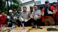 Kapolres Metro Jaksel Kombes Wahyu Hadiningrat (ketiga kanan) menunjukkan barang bukti hasil penggerebekan di kawasan Bendi Paninggaran, Tanah Kusir, Jakarta, Rabu (2/3). 20 orang dijaring saat kedapatan tengah mengisap sabu. (Liputan6.com/Gempur M Surya)