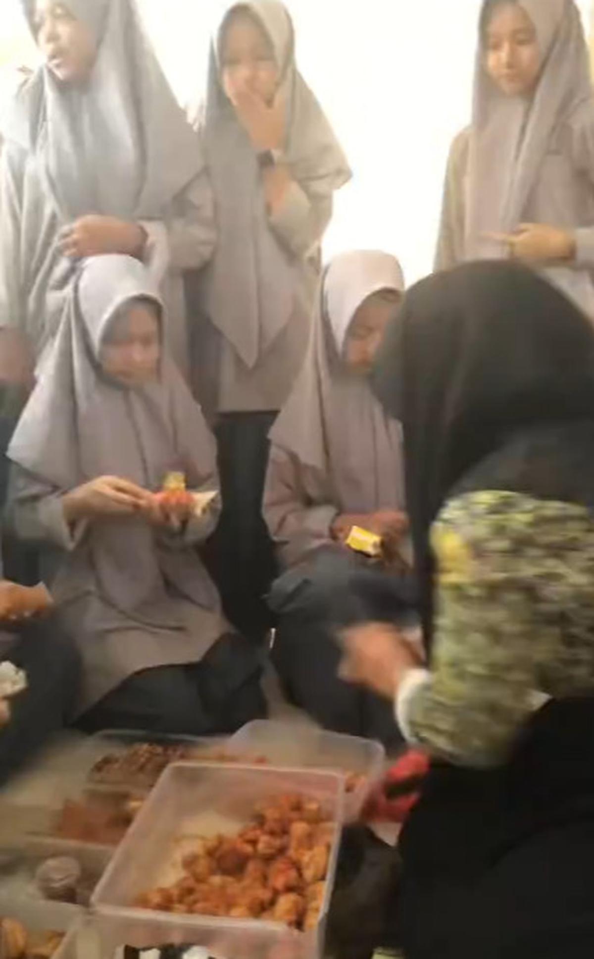 Momen Para Siswa yang Bantu Temannya yang Jualan di Sekolah, Aksinya Banjir Pujian Warganet