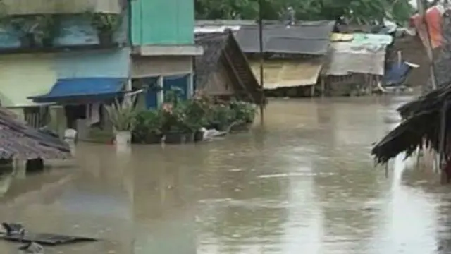 Sungai Ciujung Meluap, Warga Ngungsi ke Jalan Tol