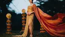 Febby tampil cantik kenakan korset cokelat mustard dipadu slit skirt brukat yang panjang. Gayanya makin mirip putri kerajaan dengan selendang bahu yang panjang [@febbyrastanty]