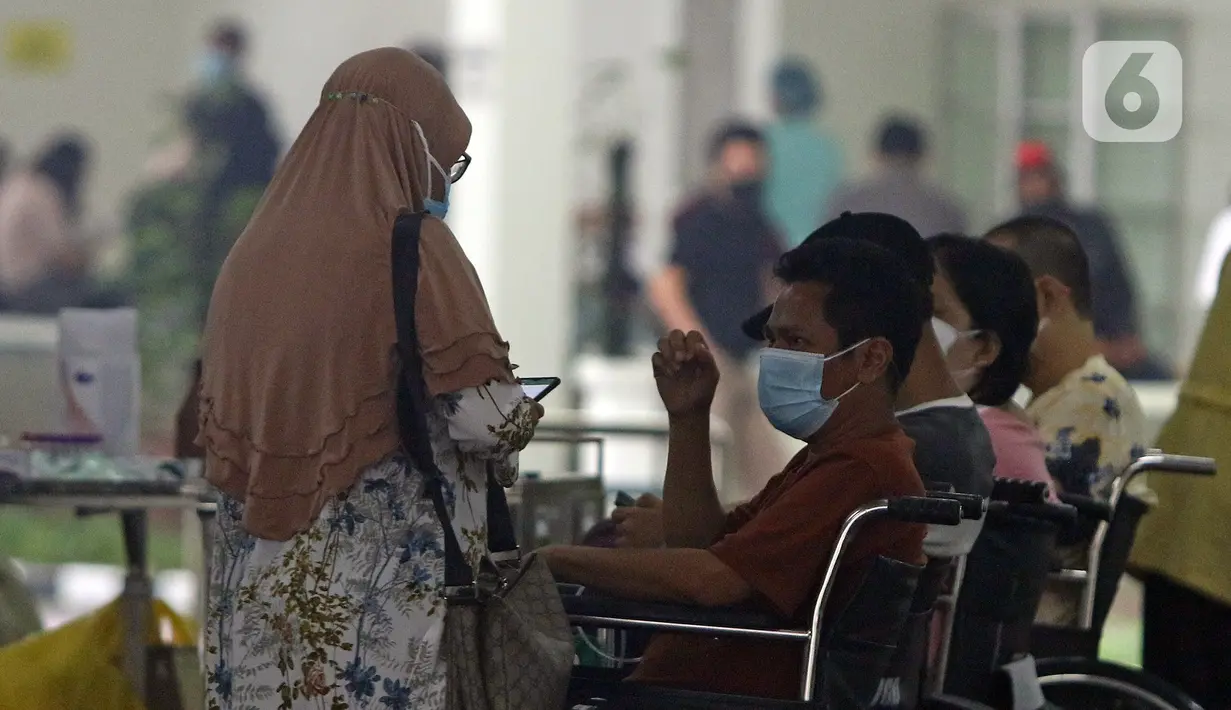Pasien duduk di kursi roda di IGD RSUD Cengkareng, Jakarta, Rabu (23/6/2021). Meningkatnya kasus COVID-19 di Ibu Kota Jakarta dalam beberapa hari terakhir mengakibatkan rumah sakit kewalahan. (Liputan6.com/Herman Zakharia)
