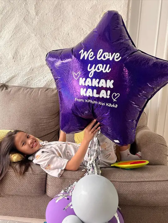 "Akhirnya sabtu kala lgsg operasi, pas siapin kala masuk rs aku packing baju, baru ngeh ada surat ini dia tempel di pintu dari hari rabu😢🥺ya Allah Kal.. kenapa sih suka malu2 kalo ngomong.." sambung Zaskia. [Instagram/zaskiadyamecca]