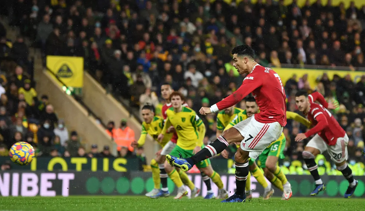 Cristiano Ronaldo merupakan predator lapangan di muka gawang lawan. Tak heran, hal tersebut membuat dirinya sering terpilih sebagai pilihan utama saat melakukan eksekusi penalti. CR7 tercatat telah melakukan 171 penalti untuk klub dan negaranya dengan total 143 gol. (AFP/Daniel Leal)