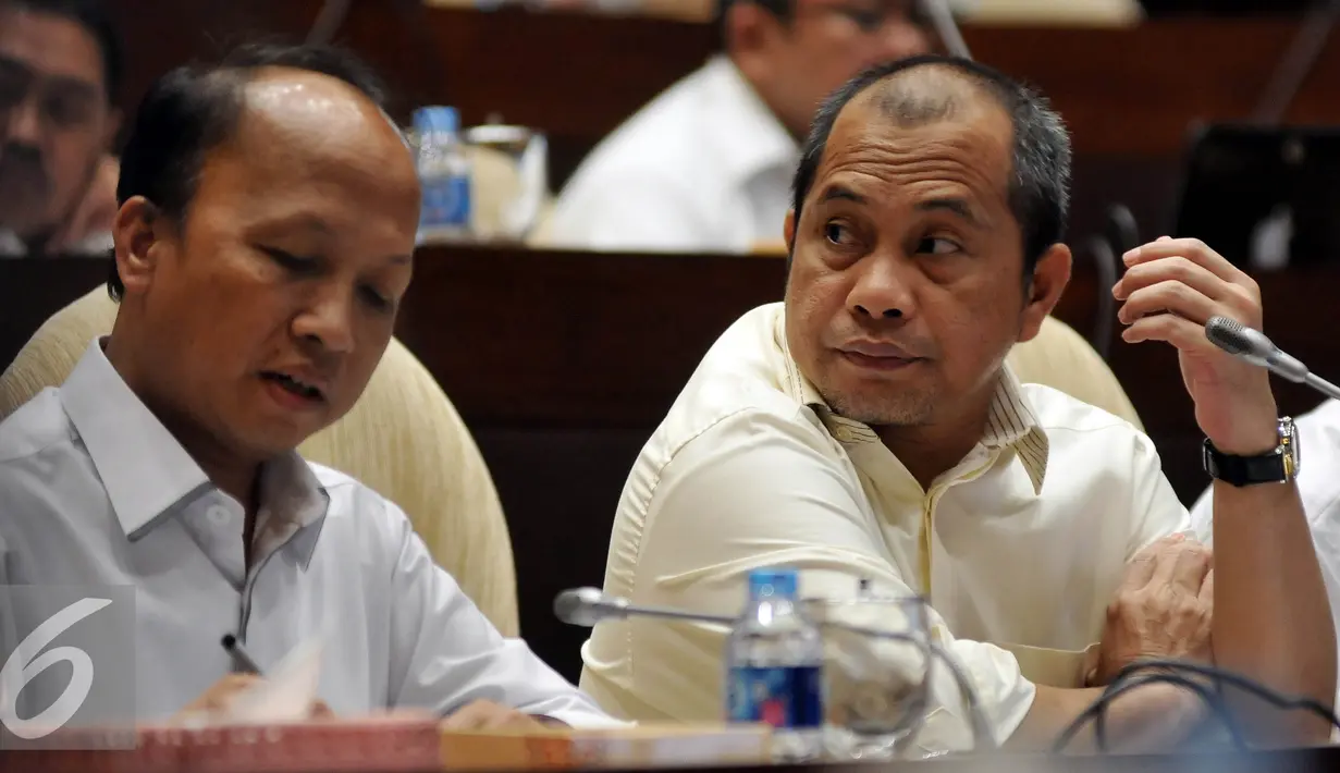 Ekspresi Menteri Desa, PDT dan Transmigrasi Marwan Jafar saat mengikuti raker dengan Komisi V DPR RI, di Kommpleks Parlemen, Jakarta (18/4). Rapat membahas evaluasi penggunaan dana desa dan pendamping desa. (Liputan6.com/JohanTallo)