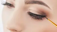 3 Tips Praktis Menyembunyikan Coretan Eyeliner Tanpa Menghapus Makeup Total