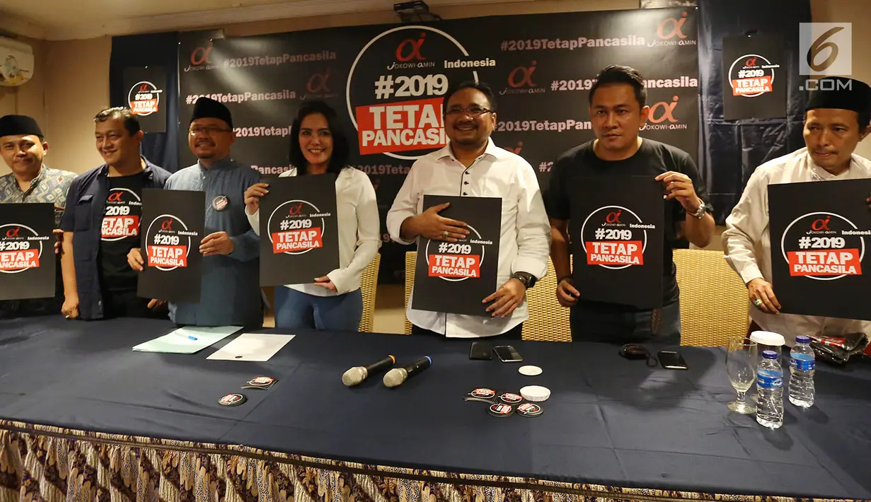 Ketua Nasional Relawan Tim Alpha, Rieke Diah Pitaloka (tengah) bersama Ketua Umum GP Anshor Yaqut Cholil Qaumas (tiga kanan) saat meluncurkan #2019TetapPancasila di Jakarta, Kamis (13/9). (Merdeka.com/Arie Basuki)