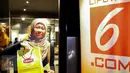Seorang Cinemaholic berpose memperlihatkan souvenir yang didapat saat nobar di Blitz Megaplex, Jakarta, Sabtu (8/8/2015). Cinemaholic bersama Liputan6.com gelar nonton bareng Mision Impossible Rogue Nation (Liputan6.com/Helmi Afandi)