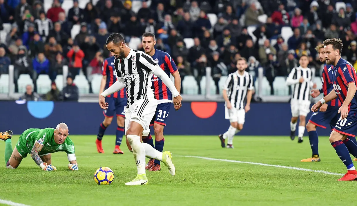 Pemain Juventus, Medhi Benatia melakukan tendangan ke gawang Crotone pada laga pekan ke-14 Liga Italia Seri A di Allianz Stadium, Senin (27/11). Juventus memetik hasil sempurna usai menang telak 3-0. (Alessandro Di Marco/ANSA via AP)