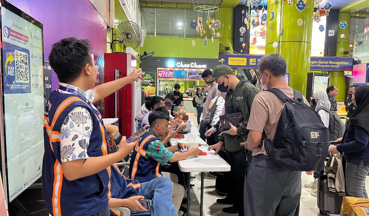 Di Stasiun Gambir, PT Kereta Api Indonesia (KAI) Daop 1 juga melayani pemudik melakukan pendaftaran face recognition atau scan wajah.&nbsp;<br>