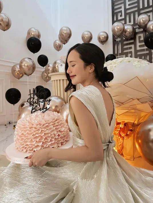 Sementara rambutnya ditata bergaya updo dengan menyisakan sedikit poni samping.  [@bebytsabina]