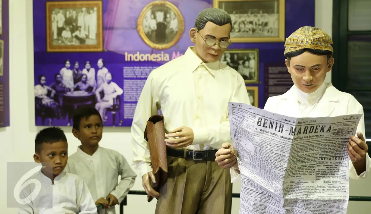Dua orang anak memerhatikan patung diorama di Museum Sumpah Pemuda, Jakarta, Selasa (28/10). Sumpah Pemuda yang diperingati tanggal 28 Oktober membuat museum tersebut ramai pengunjung melihat sejarah bangsa Indonesia. (Liputan6.com/Immanuel Antonius)