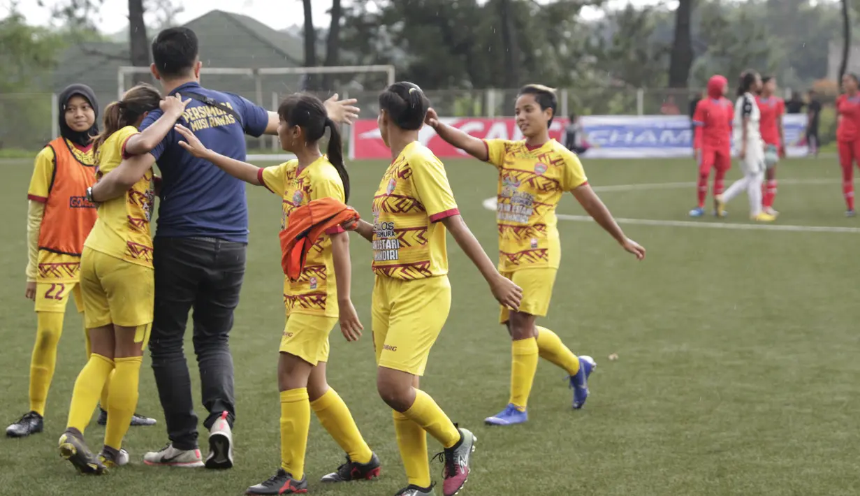 Para pemain Sumatra Selatan gelar juara Piala Pertiwi setelah mengalahkan Bangka Belitung pada laga final di NYTC Sawangan, Depok, Jumat (3/5). Sumsel menang 2-1 atas Babel. (Bola.com/Vitalis Yogi Trisna)