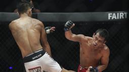 Petarung Filipina, Robin Catalan, berusaha memukul petarung Indonesia, Stefer Rahardian, saat bertarung pada laga ONE Championship di Istora Senayan, Jakarta, Sabtu (19/1). Stefer Rahardian kalah dari Robin Catalan. (Bola.com/M. Iqbal Ichsan)