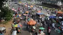 Deretan pedagang asongan berjejer di sekitaran Jalan Medan Merdeka Barat, Jakarta, Kamis (27/6/2019). Massa yang melakukan aksi terkait sidang putusan perselisihan hasil Pilpres 2019 memberi keuntungan bagi para pedagang. (Liputan6.com/Helmi Fithriansyah)