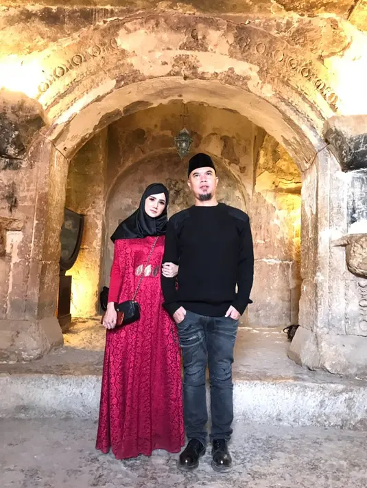 Dalam beberapa foto wisata religinya, masih saja warganet yang nyinnyir. Meski juga tak sedikit yang mendoakan pasangan ini langgeng, dan berhijab setelah kembali. Warganet juga mendoakan Mulan tabah dengan banyak cibiran. (Instagram/mulanjameela1)