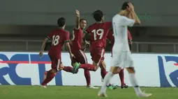 Pemain Timnas Indonesia, Hansamu Yama merayakan golnya ke gawang Korea Selatan U-23 pada laga uji coba di Stadion Pakansari, Bogor, (23/6/2018).  Indonesia U-23 kalah 1-2 dari Korea U-23. (Bola.com/Nick Hanoatubun)