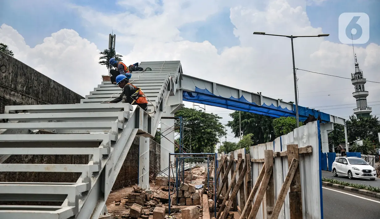 Pekerja Dinas Bina Marga DKI Jakarta mengerjakan pembangunan JPO di Jalan Kolonel Sugiono, Duren Sawit, Jakarta Timur, Rabu (3/11/2021). Pembangunan JPO tersebut bertujuan memberikan kenyamanan serta keselamatan bagi pejalan kaki dan mencegah kecelakaan. (merdeka.com/Iqbal S. Nugroho)