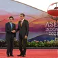 Presiden Indonesia Joko Widodo atau Jokowi (kanan)  menyambut Sultan Hassanal Bolkiah dari Brunei dalam Konferensi Tingkat Tinggi (KTT) Ke-42 ASEAN di Labuan Bajo, Nusa Tenggara Timur, Rabu (10/5/2023). (Willy Kurniawan/Pool Photo via AP)