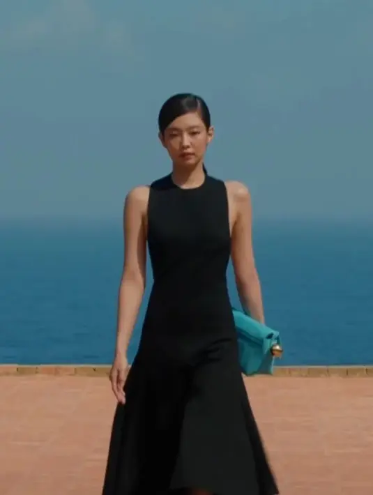 Jennie menjadi salah satu model Jacquemus untuk show cruise "La Casa," yang merayakan 15 tahun berdirinya brand ini. [Foto: TeenVogue]