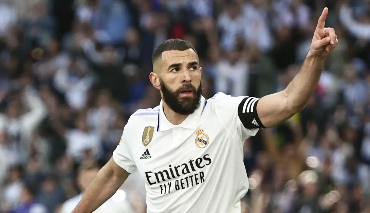 Selebrasi pemain Real Madrid, Karim Benzema, setelah mencetak hattrick ke gawang Real Valladolid dalam pertandingan pekan ke-27 La Liga 2022/2023 yang berlangsung di Santiago Bernabeu, Minggu (2/4/2023) malam WIB. (AP Photo/Pablo Garcia)