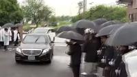 Para anggota Yakuza menyambut pimpinan mereka yang menggunakan Mercedes-Benz (Youtube/@yakuzapedia)