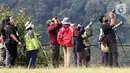 Komunitas mengamati burung pemangsa (raptor) yang bermigrasi melintasi kawasan Puncak Bogor, Jawa Barat, Sabtu (30/10/2021). Peringatan Hari Burung Migrasi Sedunia diharapkan dapat menyuarakan aspirasi untuk kelestarian burung migrasi dan habitat tempat mereka tinggal. (Liputan6.com/Fery Pradolo)
