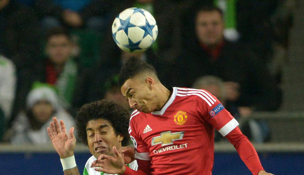 Pemain Wolfsburg, Dante berduel dengan pemain Manchester United, Jesse Lingard (kanan) pada lanjutan liga Champions  di Stadion VfL Wolfsburg Arena; Rabu (9/12/2015) dini hari WIB. (AFP Photo/Peter Steffen)
