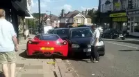 Bagai petir di siang bolong, sebuah Ferrari berkelir merah tiba-tiba melaju tak terkendai dan menghantam dua mobil.