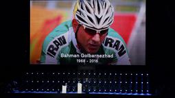 Penghormatan untuk atlet balap sepeda Iran, Sarafraz Bahman Golbarnezhad saat penutupan Paralimpiade Rio 2016 di Stadion Maracana, Rio de Janeiro, Brasil, (19/9/2016) WIB. (REUTERS/Carlos Garcia Rawlins) 