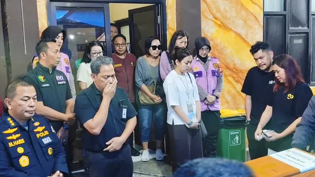Prosesi penyerahan jenazah pramugari pesawat ATR Florencia. (Liputan6.com/Fauzan)