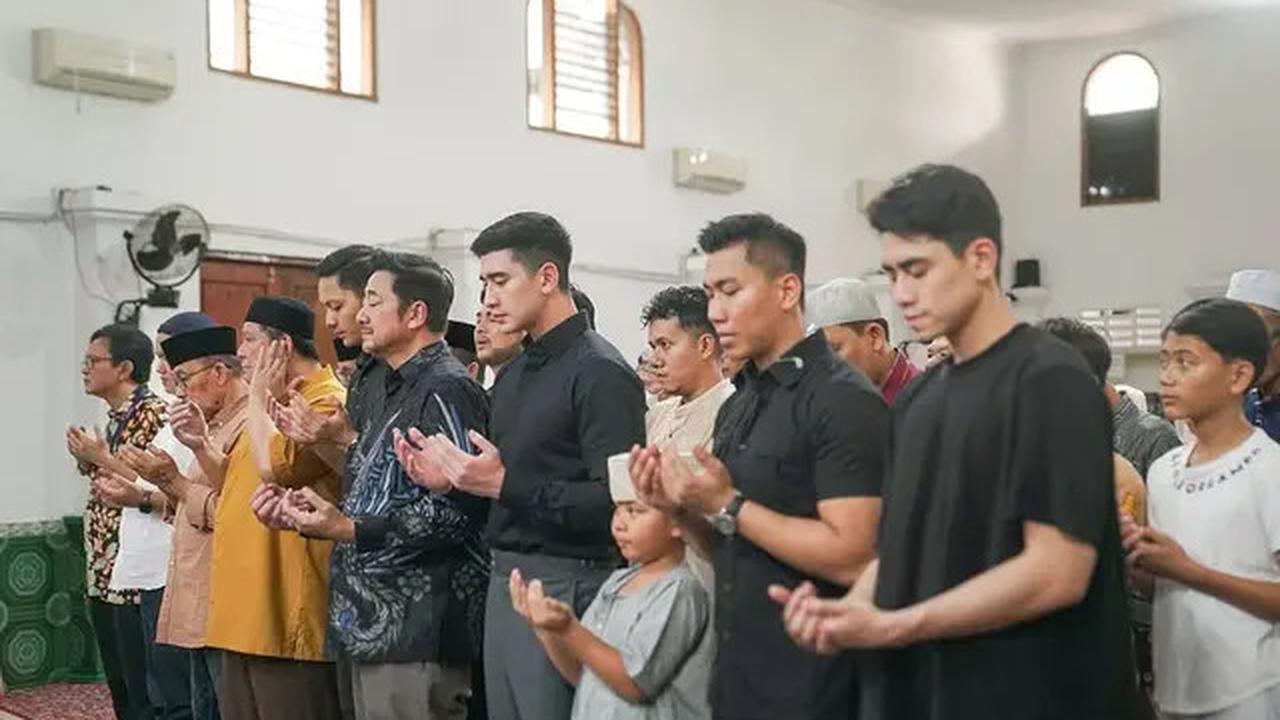 Sang Nenek Meninggal Dunia, Ini 6 Potret Verrell Bramasta Antar ke Peristirahatan Terakhir
