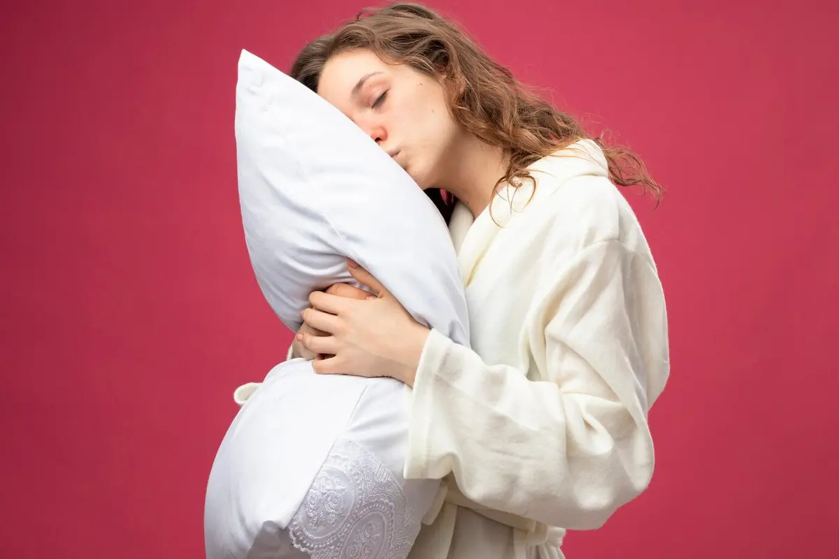 Ilustrasi bantal sutra/freepik.com/stockking