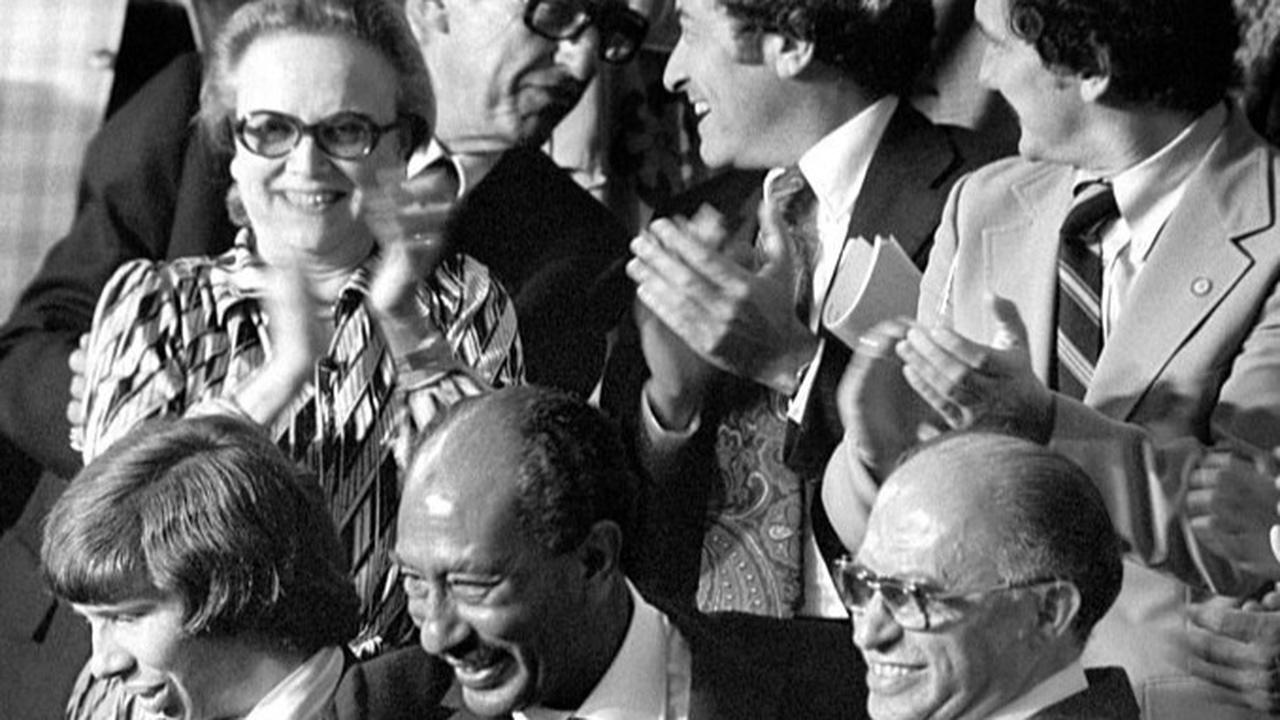 Presiden Anwar Sadat dan Perdana Menteri Israel Menachem Begin memberikan tepuk tangan selama sesi gabungan Kongres di Washington, D.C (Wikipedia/Public Domain)