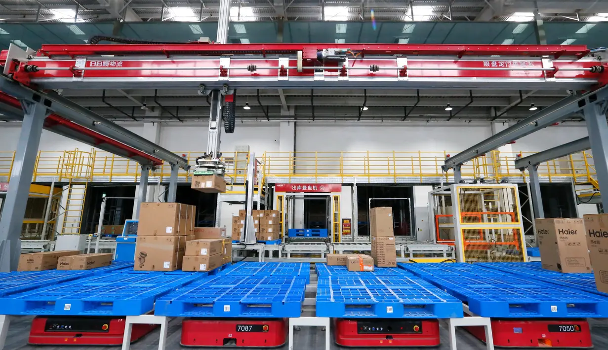 Robot otomatis  menyortir barang di gudang cerdas di kawasan industri logistik yang berada di Qingdao, Provinsi Shandong, China, 5 Agustus 2020. Gudang cerdas yang menggunakan robot, otomatisasi, dan teknologi kecerdasan buatan (AI) itu mulai beroperasi pada musim panas ini. (Xinhua/Liang Xiaopeng)
