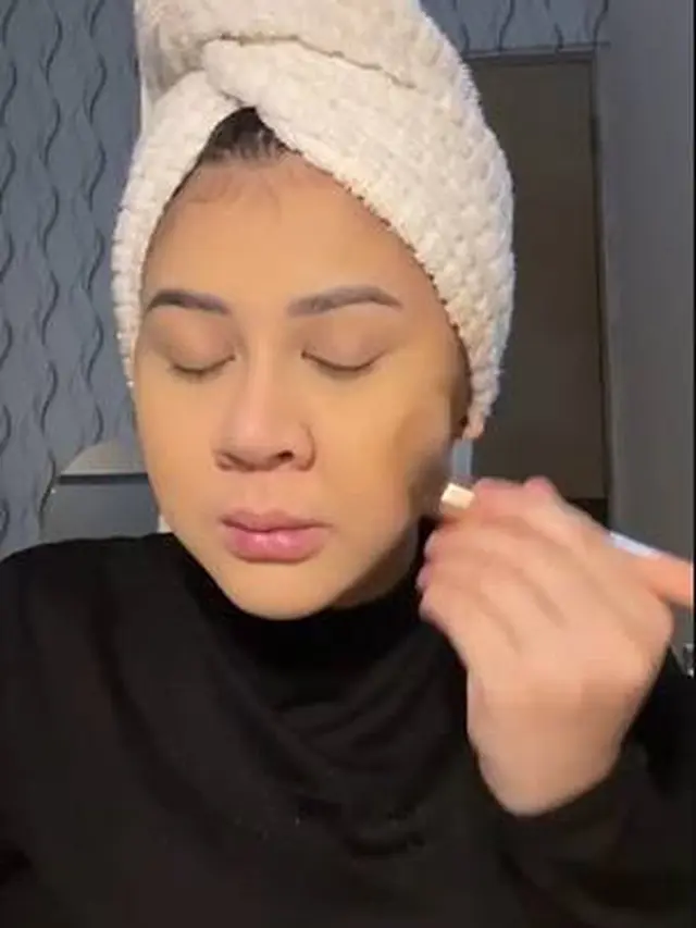 Punya Bekas Jerawat, Ini 7 Potret Kesha Ratuliu Unggah Tutorial Makeup Saat Hamil