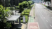 Halte bus terlihat sepi saat penyekatan PPKM Darurat di kawasan Ratu Plaza, Jakarta, Sabtu (17/7/2021). Menko PMK Muhadjir Effendy mengabarkan Pemberlakuan Pembatasan Kegiatan Masyarakat (PPKM) Darurat akan diperpanjang hingga akhir Juli. (Liputan6.com/Faizal Fanani)