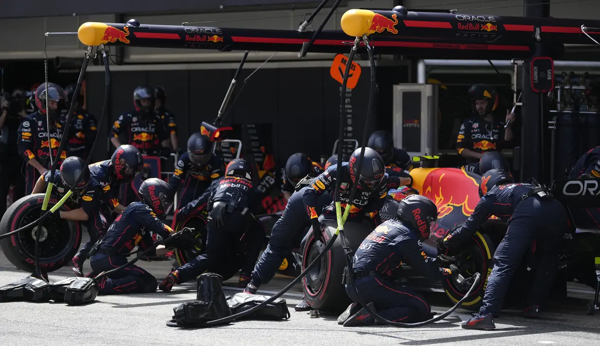 Tim Red Bull Racing kemudian mengambil taktik lain dengan melakukan pit stop untuk kedua kalinya pada Lap 29 untuk mengganti ban dari medium menjadi soft. Sementara Sergio Perez berusaha untuk mengambil alih pimpinan dari Russell. (AP/Manu Fernandez)