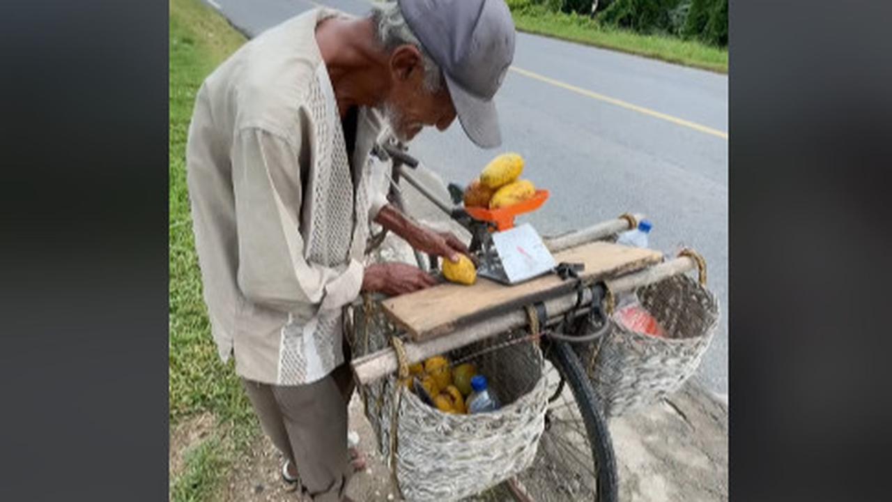 Sosok Kakek Penjual Mangga Keliling dengan Sepeda di Aceh ini Ternyata Keturunan Nabi Muhammad SAW