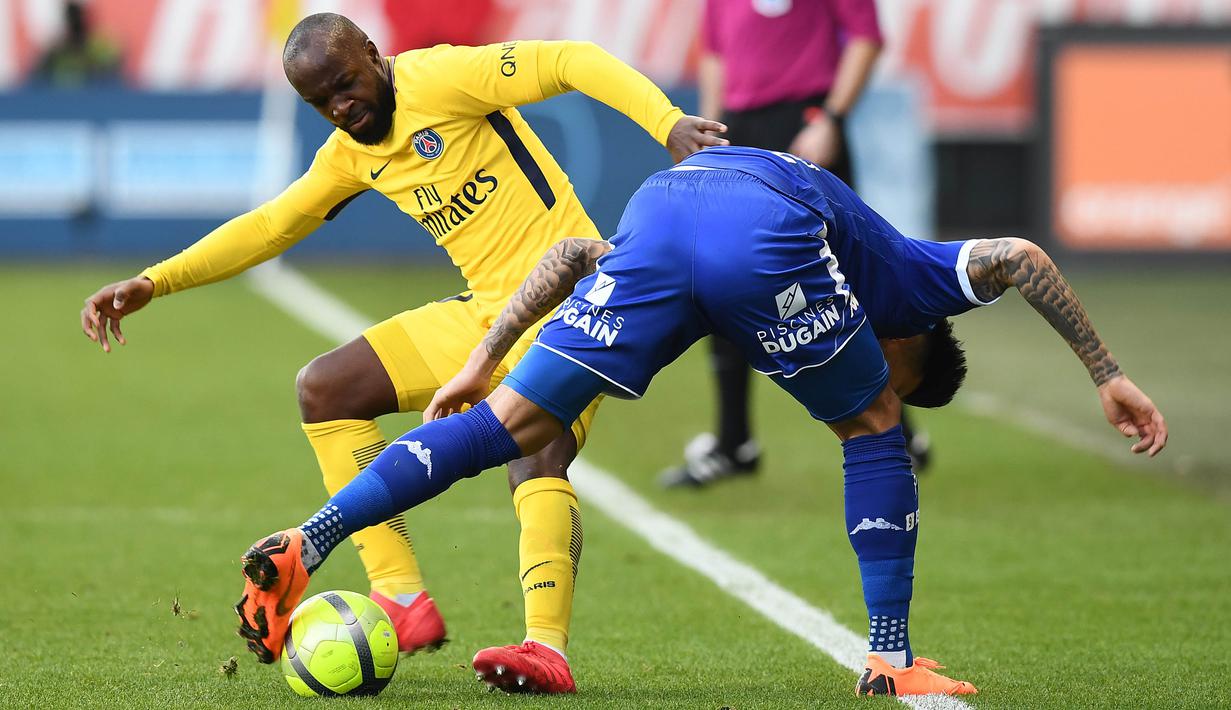 Gelandang Paris Saint-Germain (PSG), Lassana Diarra, berebut bola dengan striker Troyes, Hyunjun Suk, pada laga Liga 1 Prancis di Stadion Aube, Sabtu (2/2/2018). Troyes takluk 0-2 dari PSG. (AFP/Franck Fife)