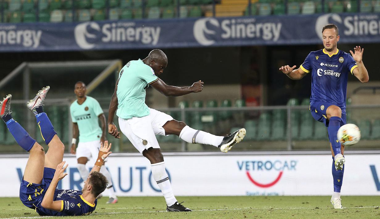 Striker Inter Milan, Romelu Lukaku, melepaskan tendangan ke arah gawang Hellas Verona pada laga lanjutan Serie A di Stadion Antonio Bentegodi, Jumat (10/7/2020) dini hari WIB. Inter Milan bermain imbang 2-2 atas Hellas Verona. (Paola Garbuio/LaPresse via AP)