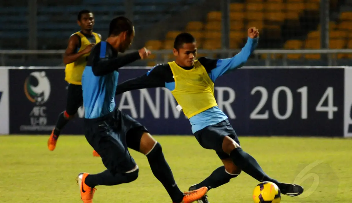 Beberapa simulasi penyerangan diperagakan pemain Timnas Indonesia U-19 saat berlatih di Stadion GBK Jakarta, (6/5/2014). (Liputan6.com/Helmi Fithriansyah)