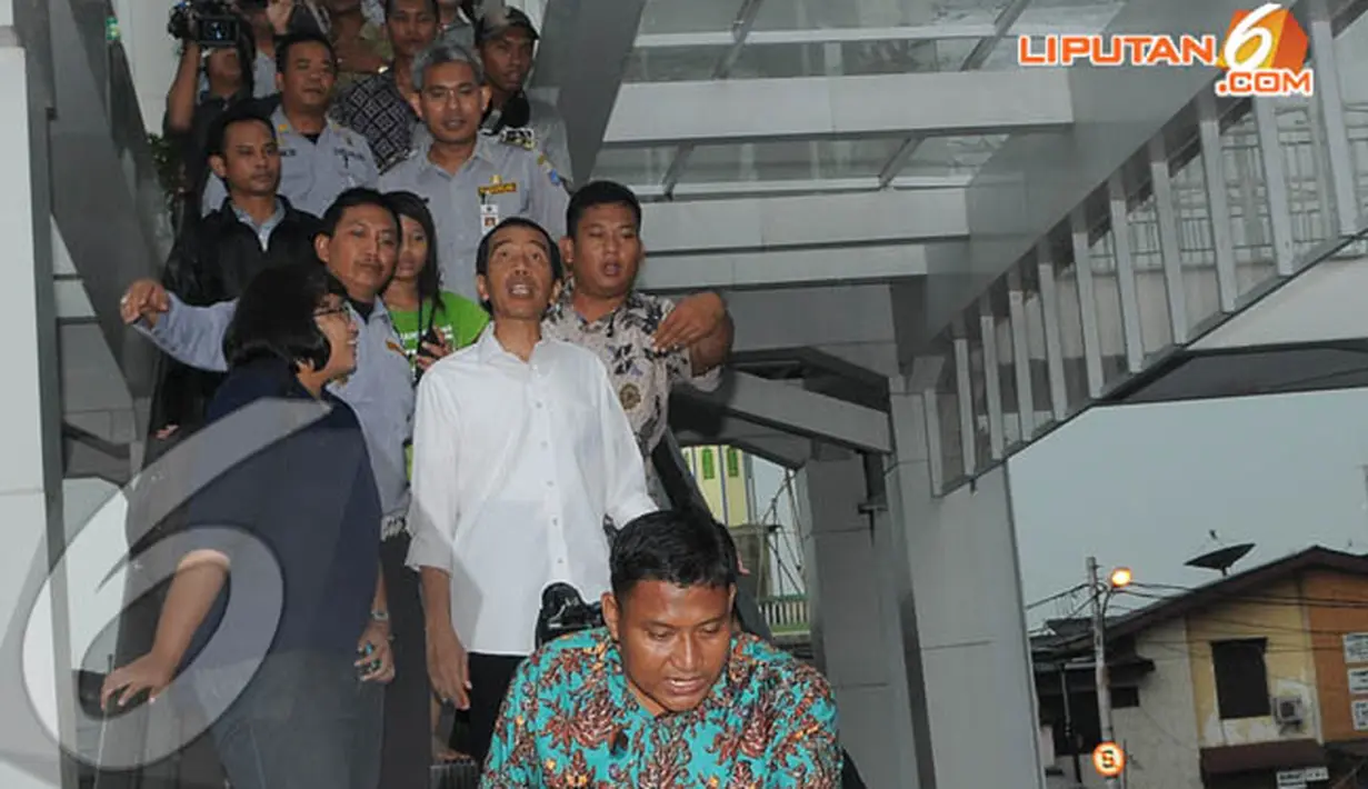Jokowi berkeliling melihat kondisi Terminal Manggarai yang telah direnovasi ,Rabu (16/04/2014) (Liputan6.com/Herman Zakharia).
