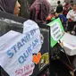 Aksi menolak peringatan Hari Valentine saat Car Free Day di Bundaran HI, Jakarta, Minggu (8/2/2015). (Liputan6.com/Faizal Fanani)