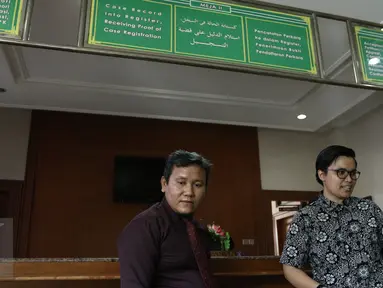 Kuasa hukum komedian Aming Sugandhi, Devi Waluyo (kanan), mendatangi Pengadilan Agama Jakarta Selatan, Jumat (3/3). Melalui pengacaranya, Aming resmi mendaftarkan talak cerai terhadap Evelyn Nada Anjani. (Liputan6.com/Herman Zakharia)