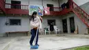 Calon ibu negara Peru, Lilia Paredes (48) menyapu halaman rumahnya yang terbuat dari batu bata di Chugur, 22 Juli 2021. Suaminya, Pedro Castillo yang merupakan mantan guru dan pemimpin serikat pekerja memenangkan pemilihan presiden Peru. (AP/Franklin Briceno)