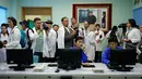 Wartawan asing mengunjungi pusat kendali di Pabrik Kosmetika Pyongyang di Pyongyang, Korea Utara, 8 September 2018. Pabrik Kosmetik Pyongyang adalah salah satu produsen utama barang-barang kosmetik di Korea Utara. (AP Photo/Ng Han Guan)