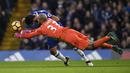Duel pemain Chelsea, Diego Costa dengan kiper Stoke City, Lee Grant pada laga Premier League di Stamford Bridge, (31//12/2016). Chelsea menang 4-2.  (Action Images via Reuters/Tony O'Brien)