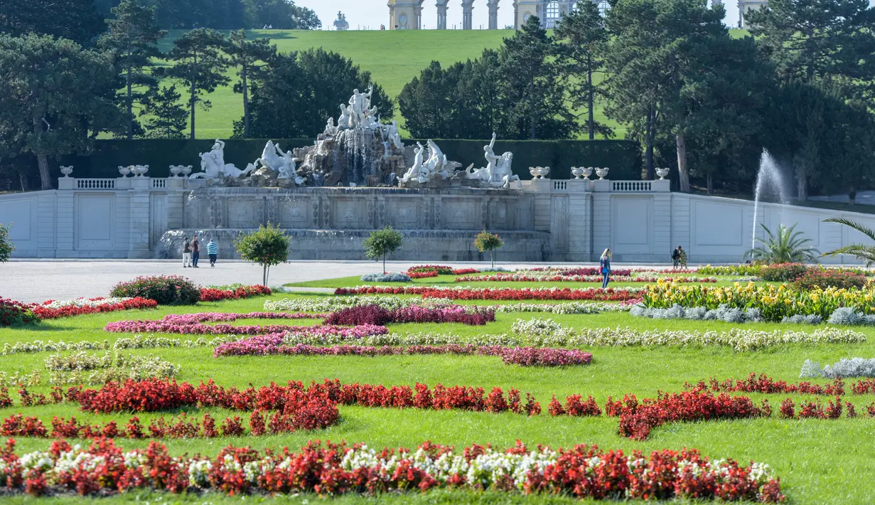 Para pengunjung berjalan-jalan di taman Istana Schoenbrunn di Wina, Austria, pada 21 September 2020. (Xinhua/Guo Chen)