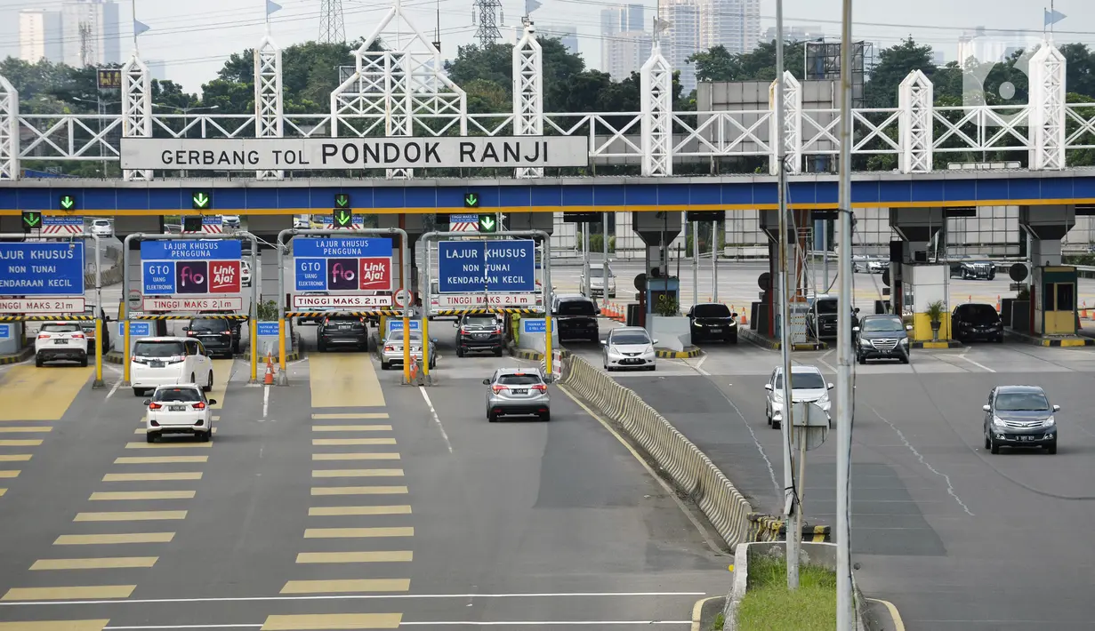 Kendaraan melintasi Jalan Tol BSD-Jakarta yang terlihat lengang di Pintu Tol Pondok Aren, Bintaro, Tangerang Selatan, Rabu (22/4/2020). Sejak pemberlakuan PSBB untuk memutus penularan COVID-19 di wilayah Jakarta dan sekitarnya, aktivitas kendaraan menurun hingga 35 persen. (merdeka.com/Dwi Narwoko)